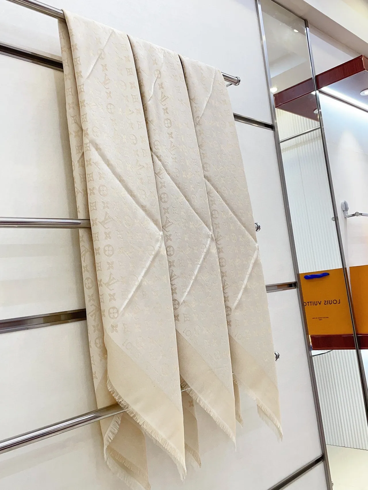 Louis Vuitton Monogram Shine Beige Gold Jacquard Metallic Print Lenço de seda 4