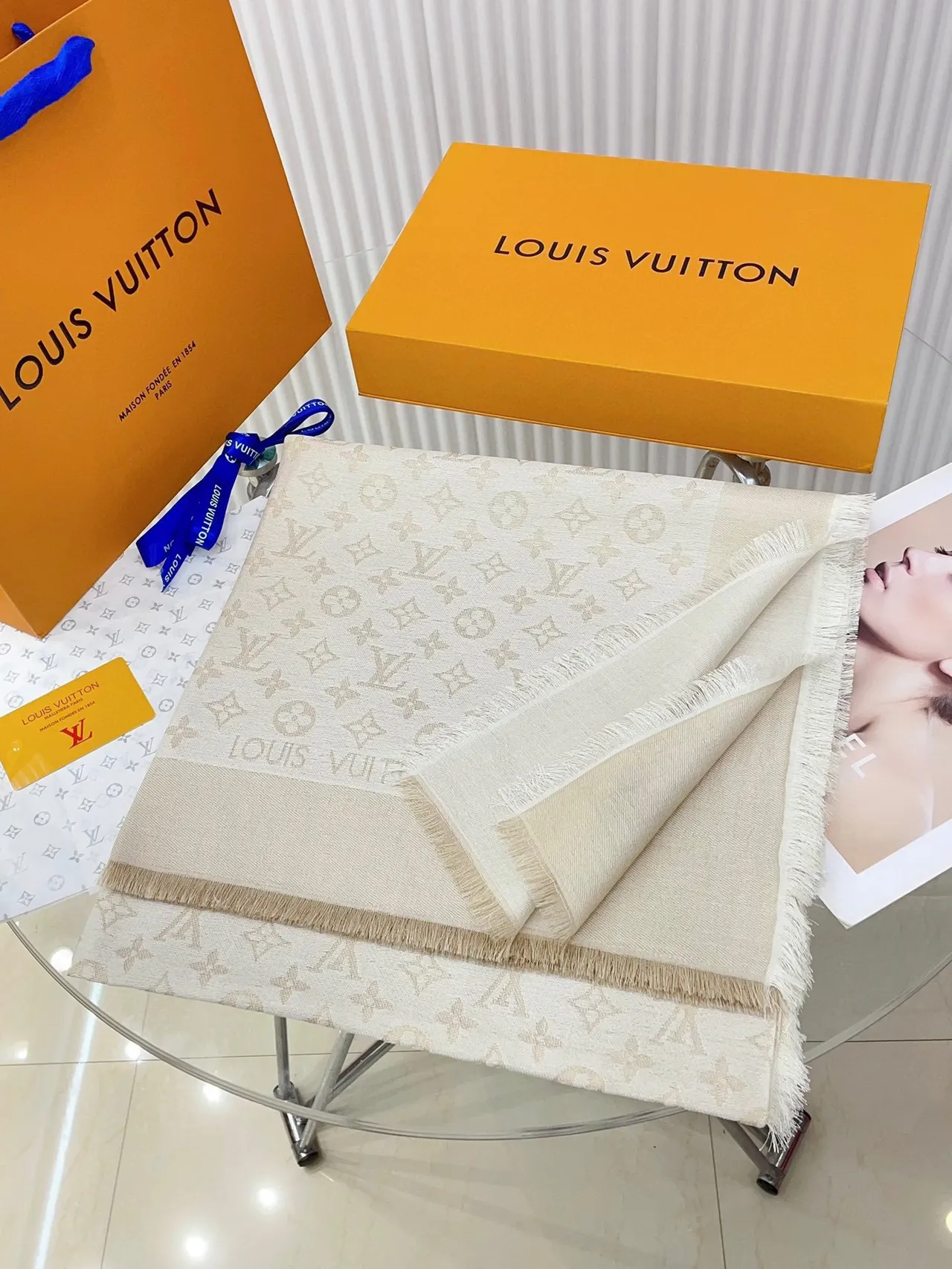 Louis Vuitton Monogram Shine Beige Gold Jacquard Metallic Print Lenço de seda 5