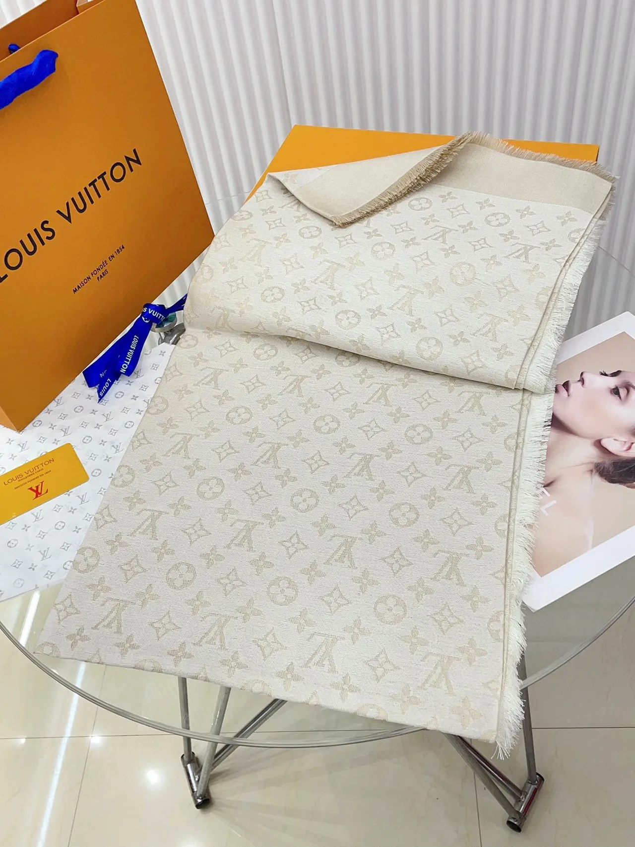 Louis Vuitton Monogram Shine Beige Gold Jacquard Metallic Print Lenço de seda 6