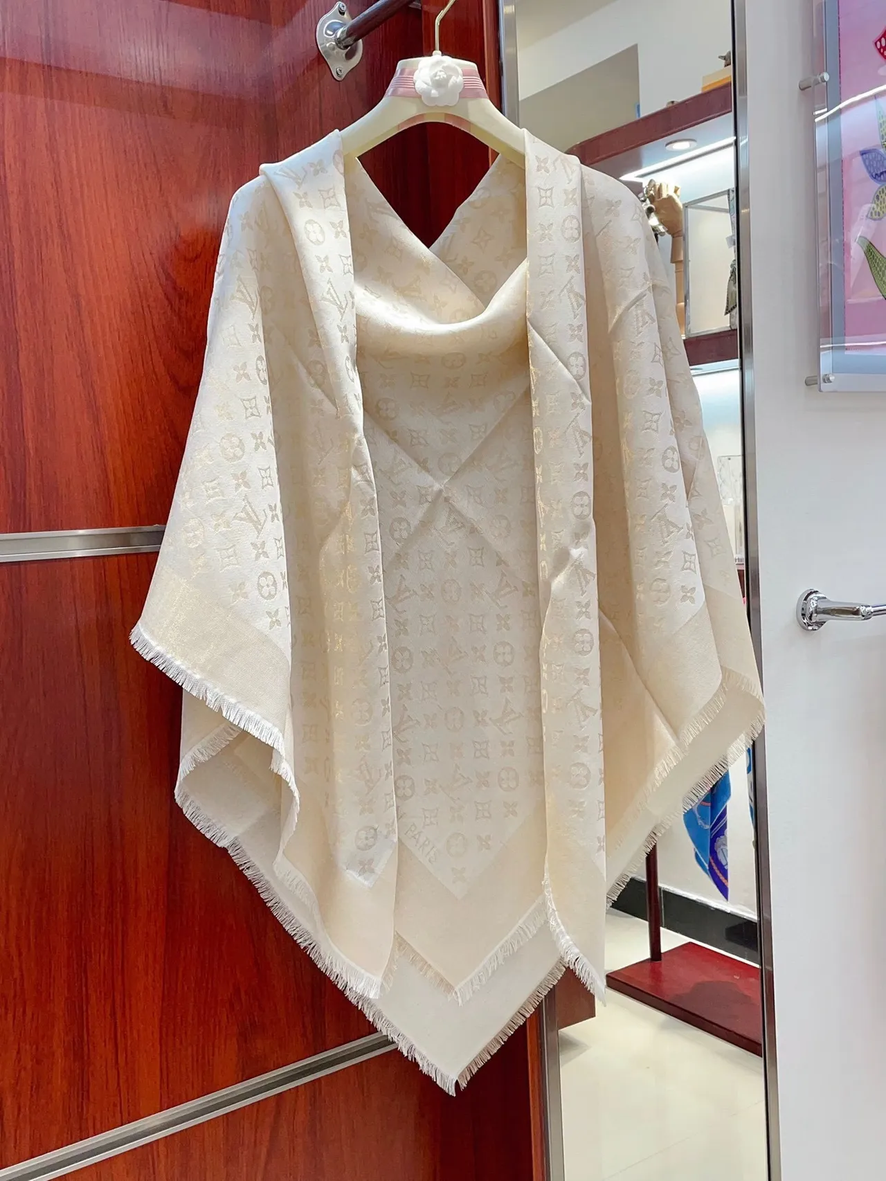 Louis Vuitton Monogram Shine Beige Gold Jacquard Metallic Print Lenço de seda 7