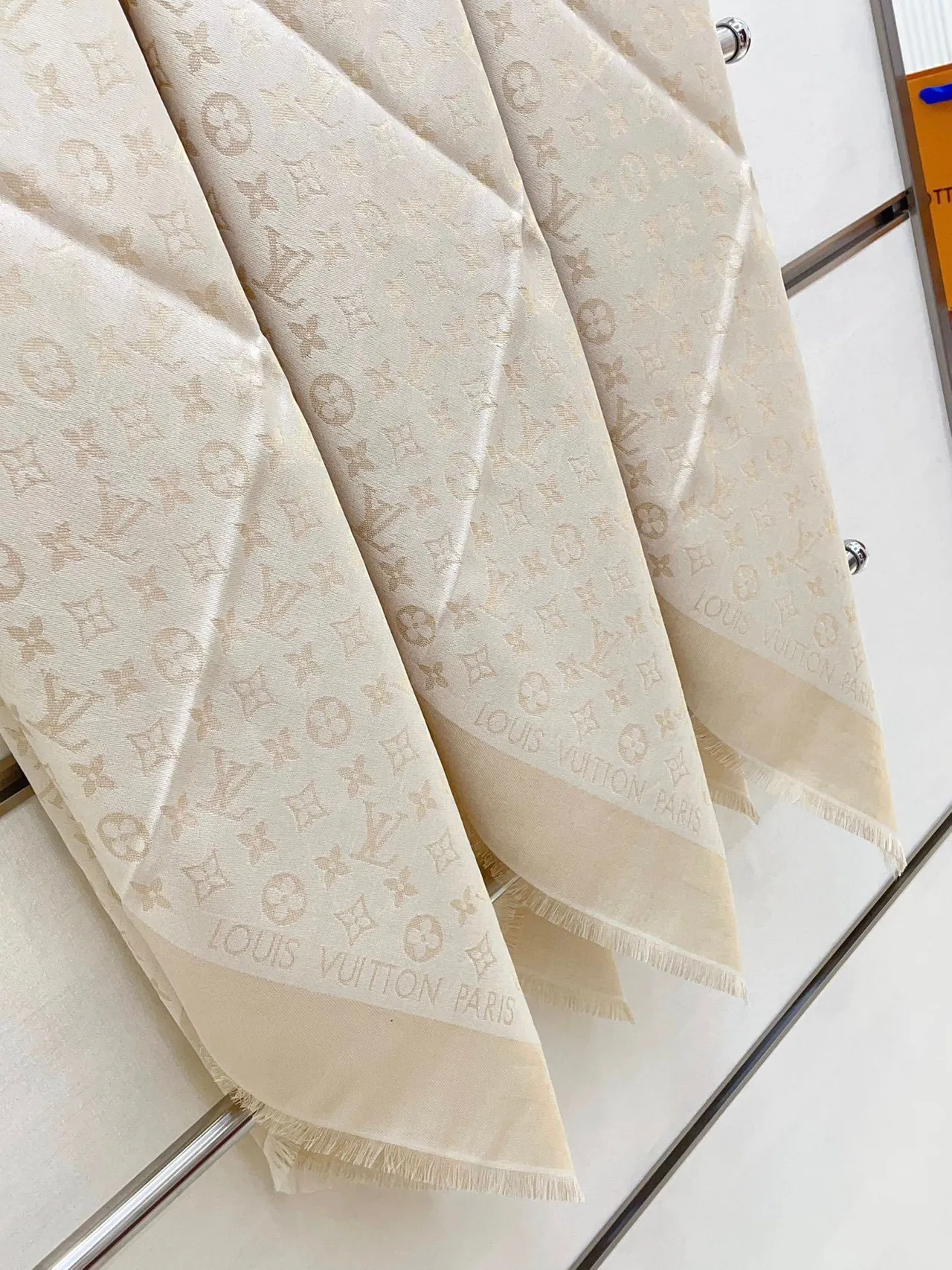 Louis Vuitton Monogram Shine Beige Gold Jacquard Metallic Print Lenço de seda 9