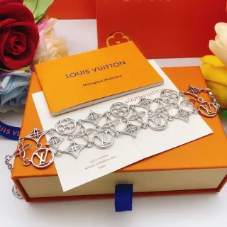 Louis Vuitton Monogram World Tour سوار مفتوح فضي