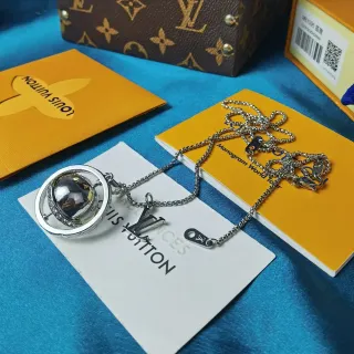 Louis Vuitton Monogram World Tour Orb 吊坠项链