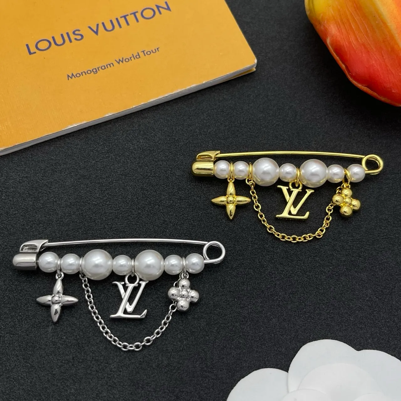 Louis Vuitton Monogram Tour du monde Argent Blanc Chaîne de perles Épingle de sécurité LV Charme Broche 2