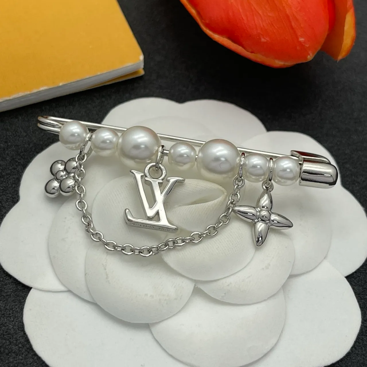 Louis Vuitton Monogram Tour du monde Argent Blanc Chaîne de perles Épingle de sécurité LV Charme Broche 3