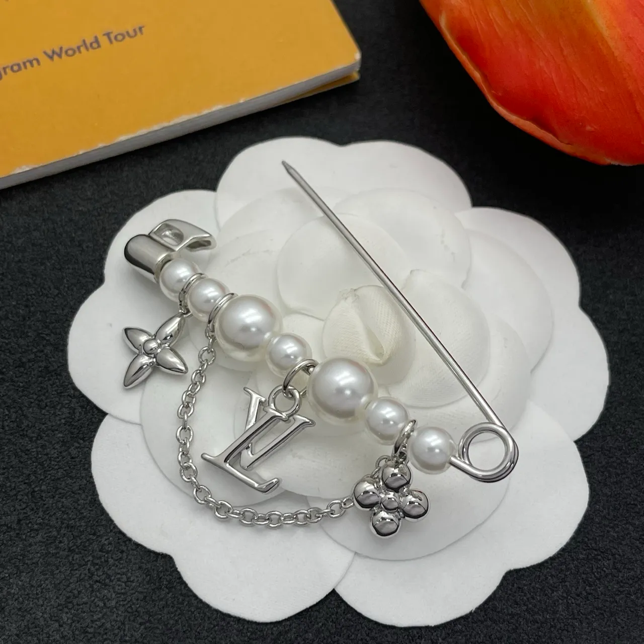 Louis Vuitton Monogram Tour du monde Argent Blanc Chaîne de perles Épingle de sécurité LV Charme Broche 4