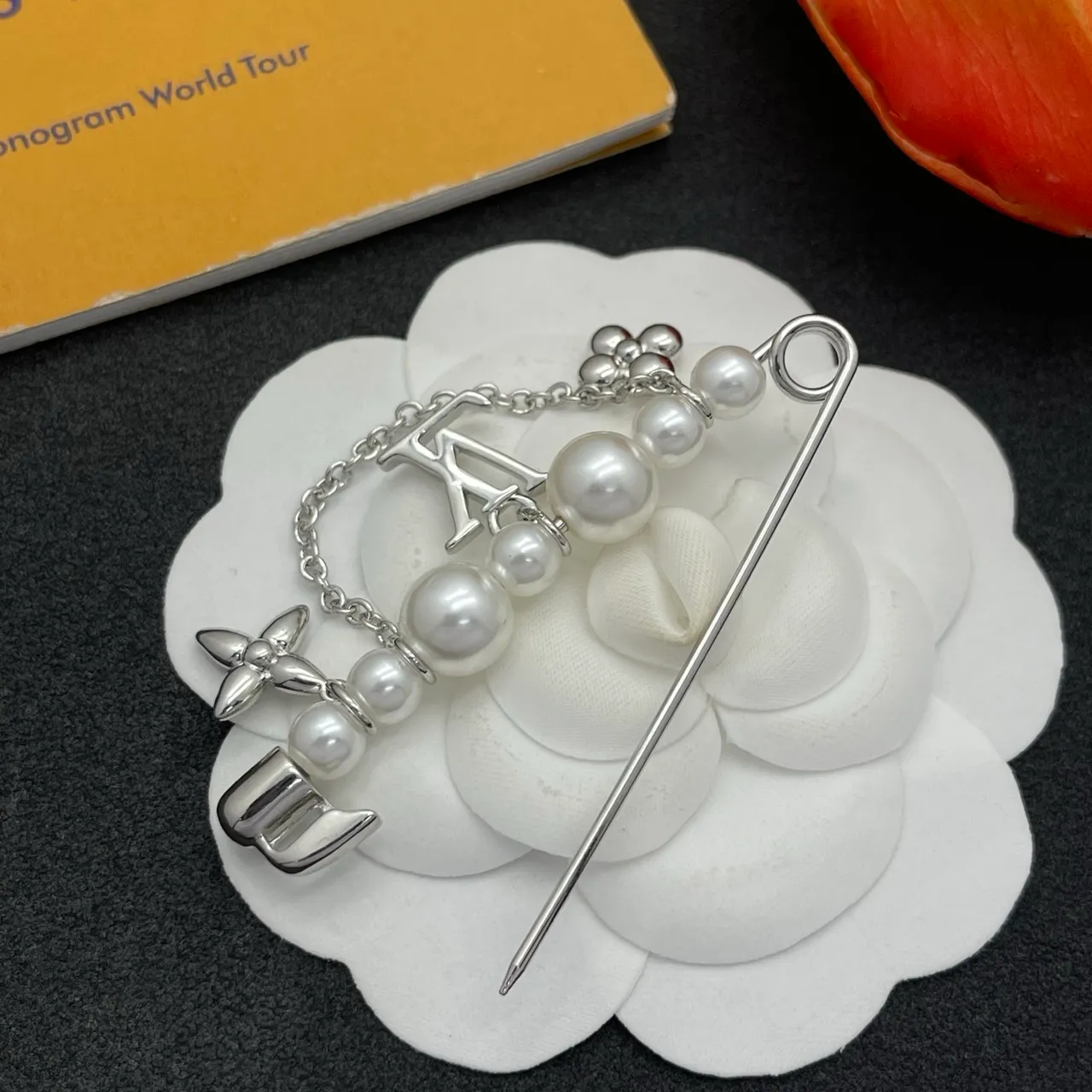 Louis Vuitton Monogram Tour du monde Argent Blanc Chaîne de perles Épingle de sécurité LV Charme Broche 5
