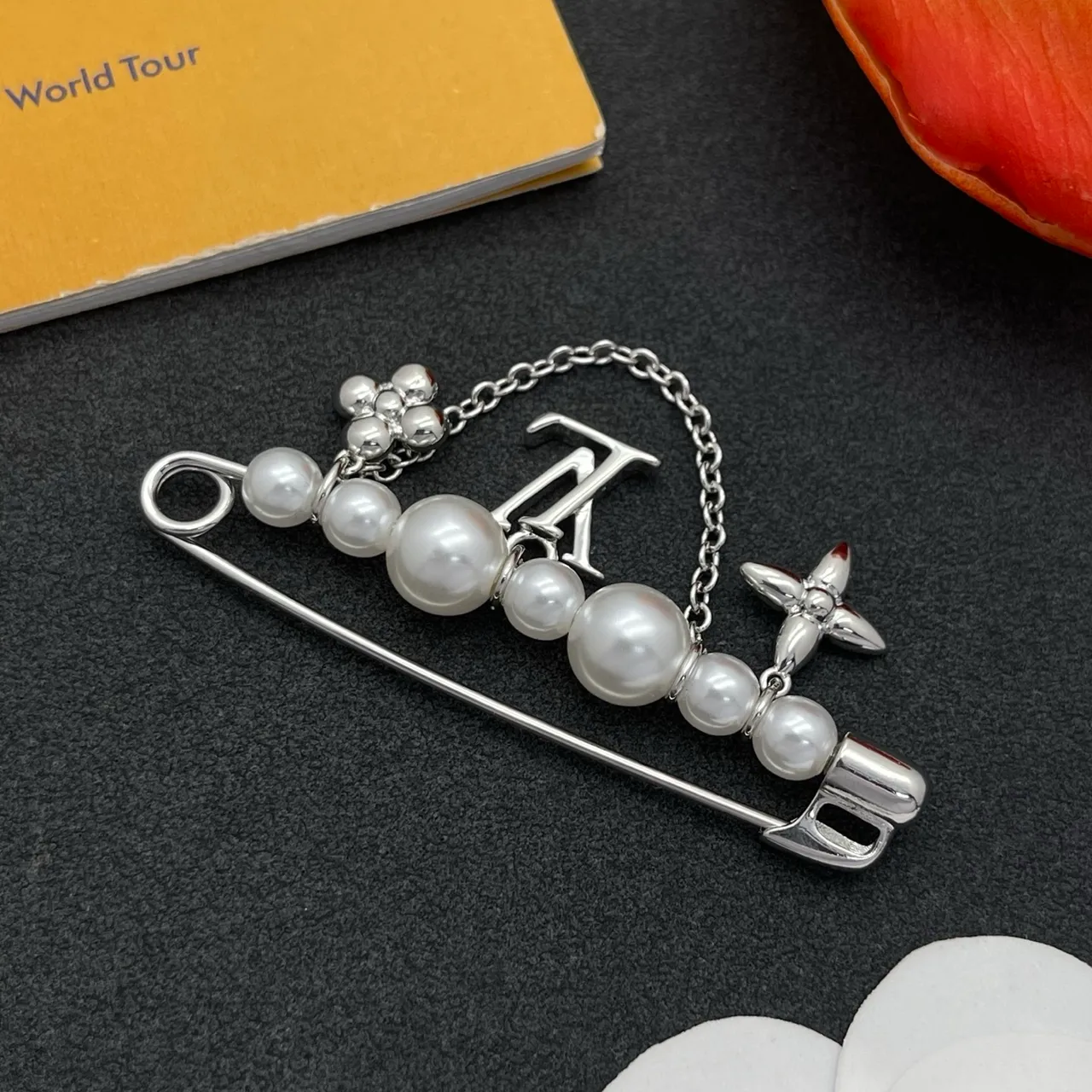 Louis Vuitton Monogram Tour du monde Argent Blanc Chaîne de perles Épingle de sécurité LV Charme Broche 6