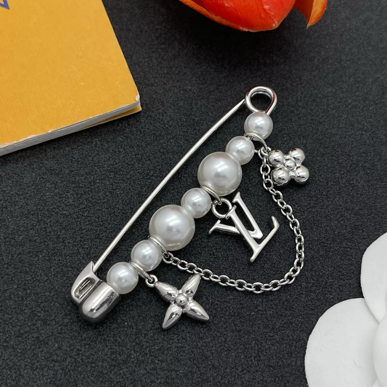 Louis Vuitton Monogram Tour du monde Argent Blanc Chaîne de perles Épingle de sécurité LV Charme Broche 7
