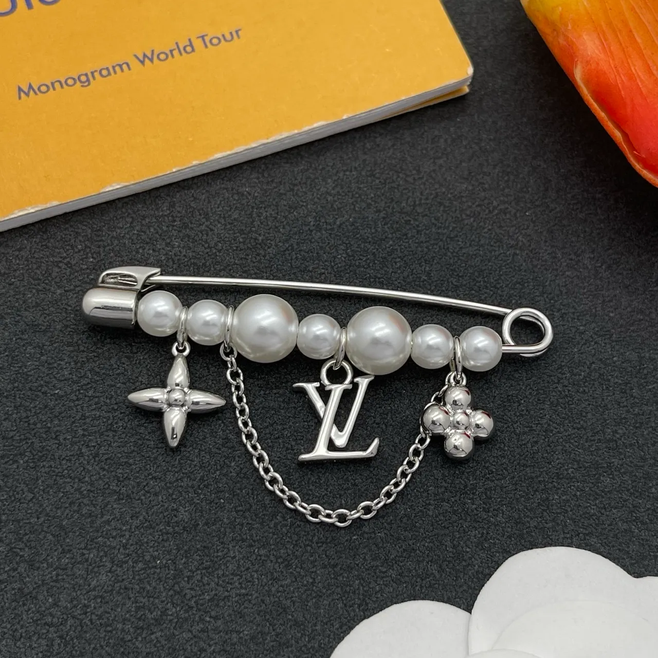 Louis Vuitton Monogram Tour du monde Argent Blanc Chaîne de perles Épingle de sécurité LV Charme Broche 8
