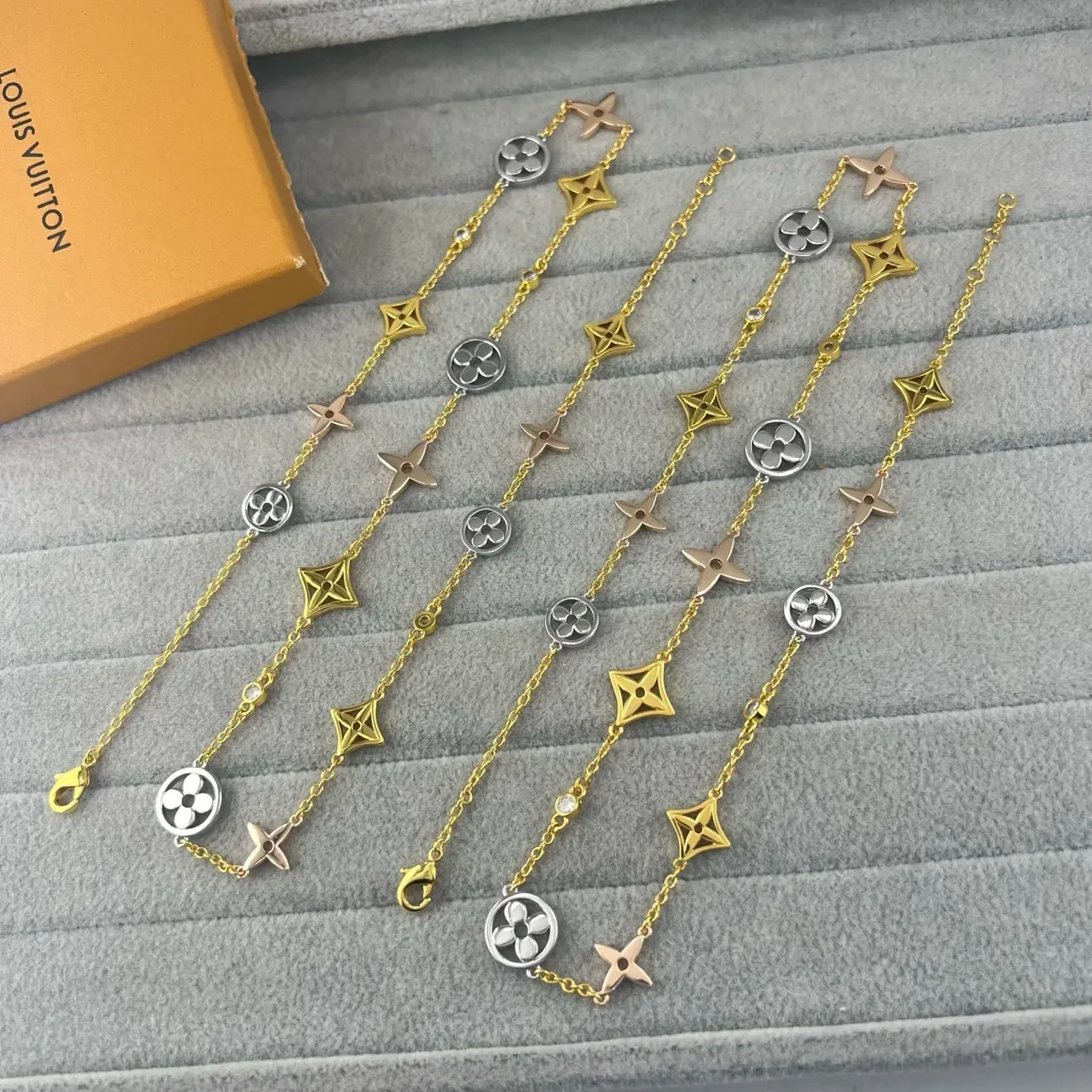 Louis Vuitton Multi-Charm Gold-Tone Floral and Star pulseira 2