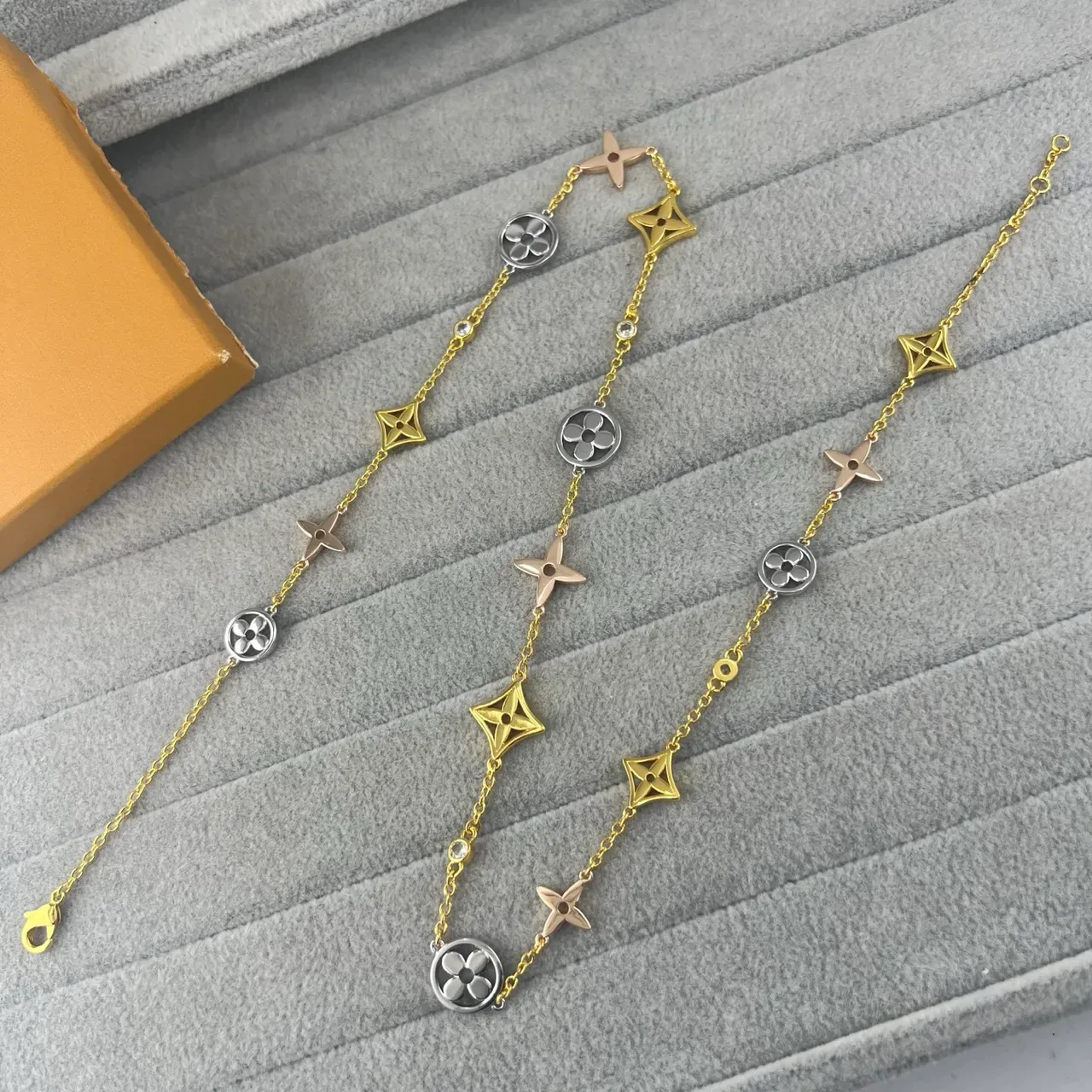 Louis Vuitton Multi-Charm Gold-Tone Floral and Star pulseira 3