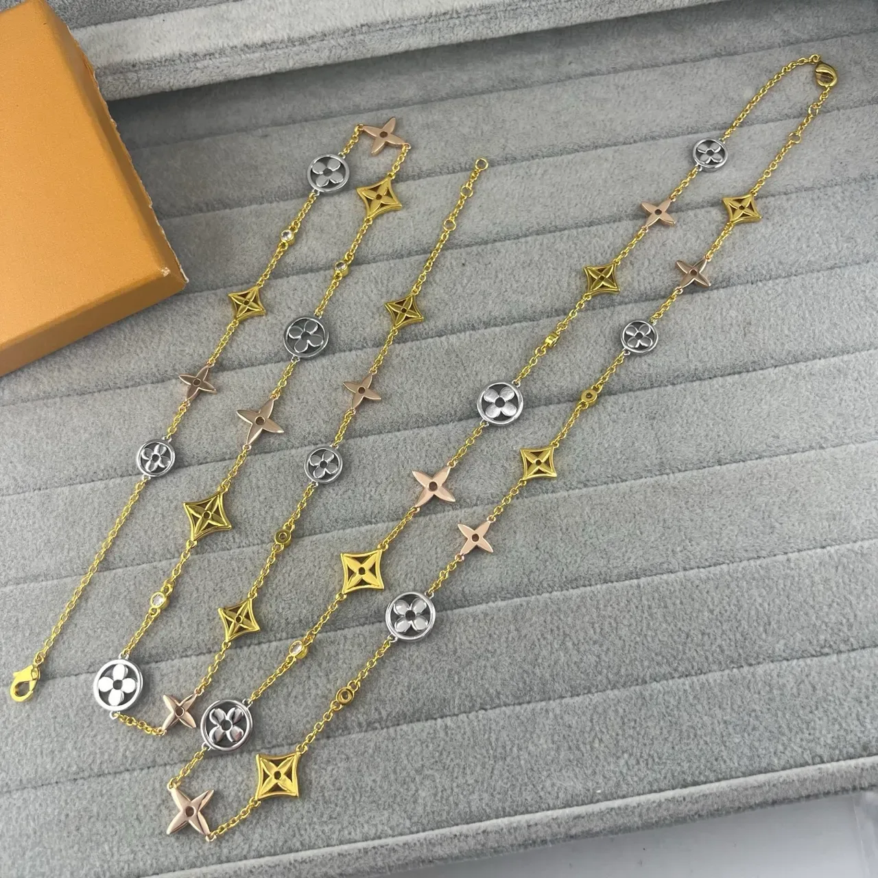 Louis Vuitton Multi-Charm Gold-Tone Floral and Star pulseira 4