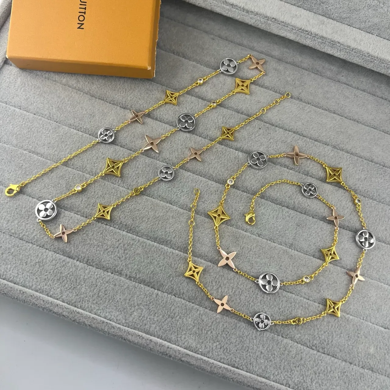 Louis Vuitton Multi-Charm Gold-Tone Floral and Star pulseira 5