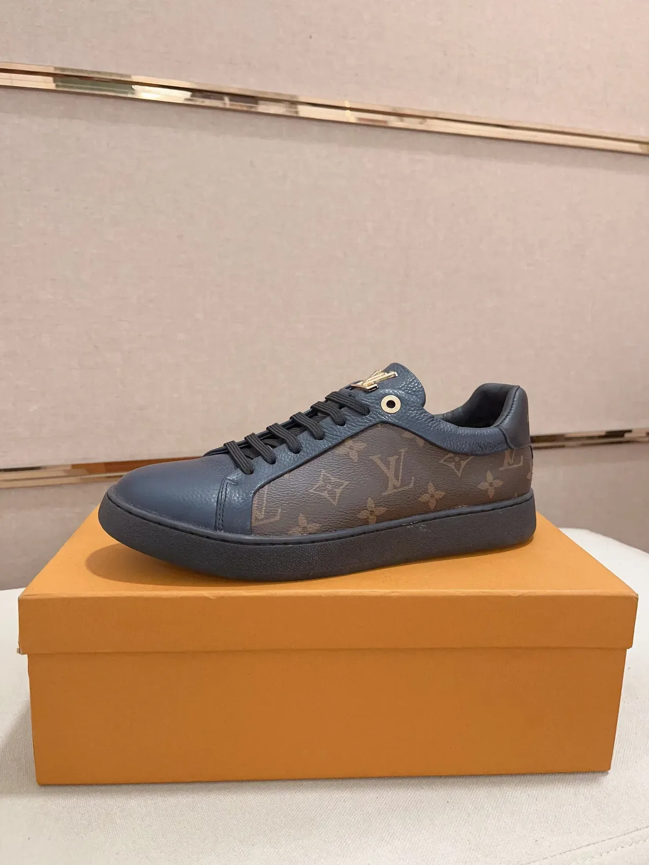 Louis Vuitton Sneakers Lifestyle Bleu Marine Marron Monogram Canvas Panneaux Cuir Lisse 2