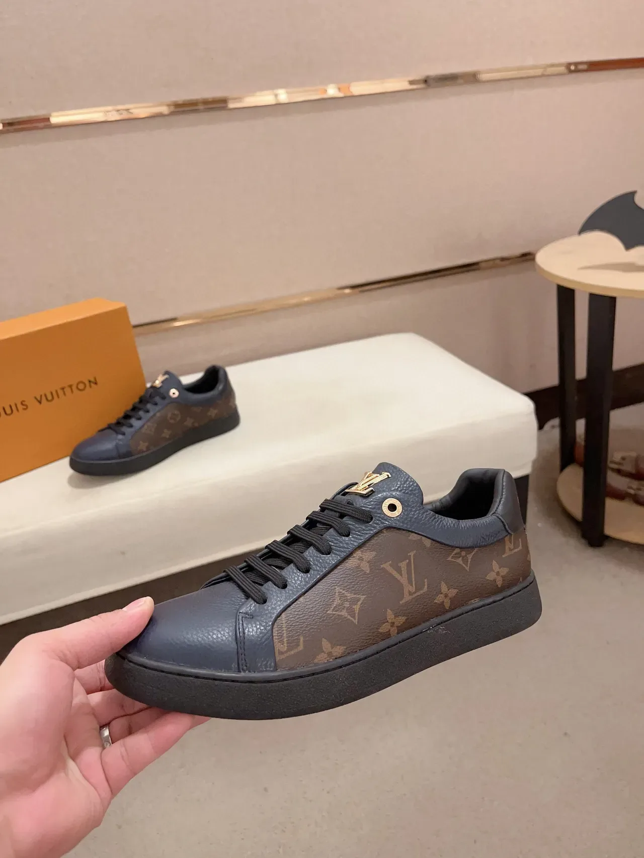 Louis Vuitton Sneakers Lifestyle Bleu Marine Marron Monogram Canvas Panneaux Cuir Lisse 4
