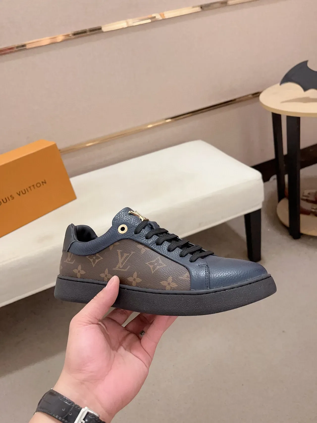 Louis Vuitton Sneakers Lifestyle Bleu Marine Marron Monogram Canvas Panneaux Cuir Lisse 5