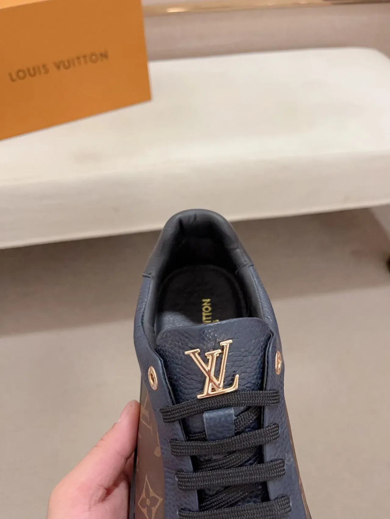 Louis Vuitton Sneakers Lifestyle Bleu Marine Marron Monogram Canvas Panneaux Cuir Lisse 7