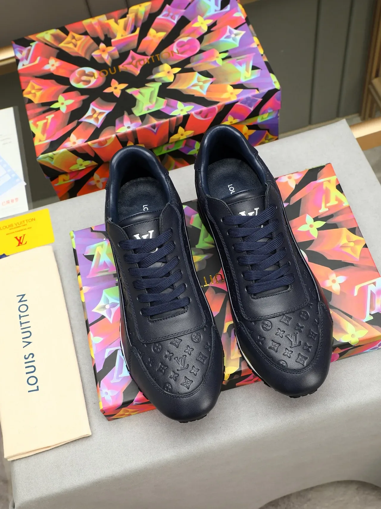 Louis Vuitton Sneakers Bleu Marine Blanc Cuir Monogram Embossé Talon Chrome Accent Lifestyle 2