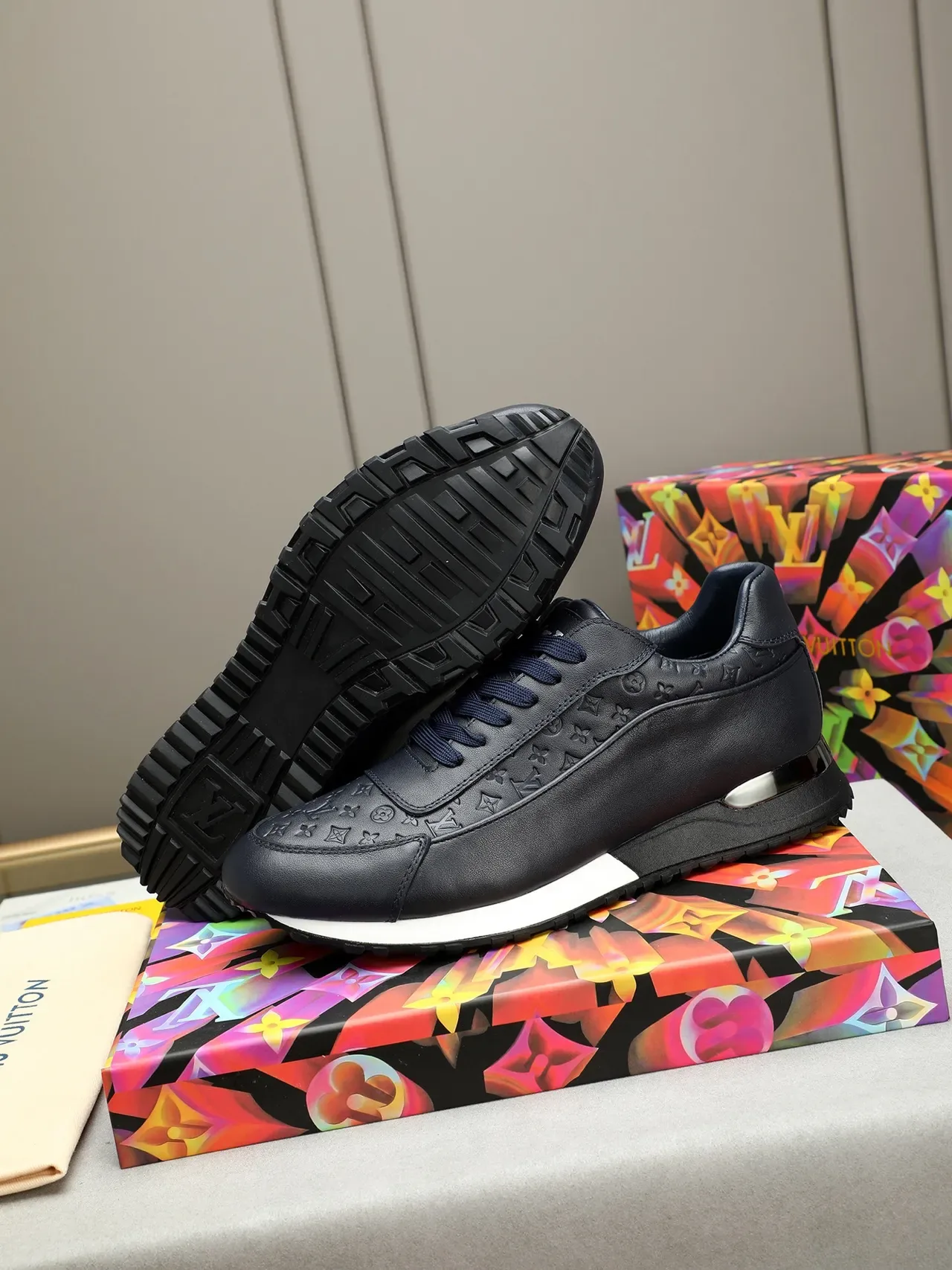 Louis Vuitton Sneakers Bleu Marine Blanc Cuir Monogram Embossé Talon Chrome Accent Lifestyle 4