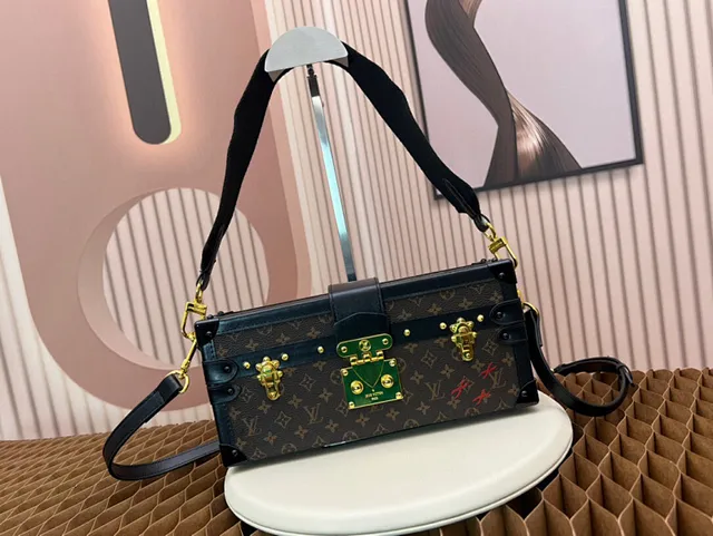 Louis Vuitton Petite Malle Monogram Canvas Bordure noire Fermeture verte Sac tote 2