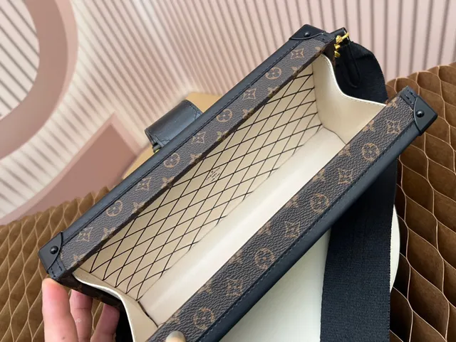Louis Vuitton Petite Malle Monogram Canvas Bordure noire Fermeture verte Sac tote 3