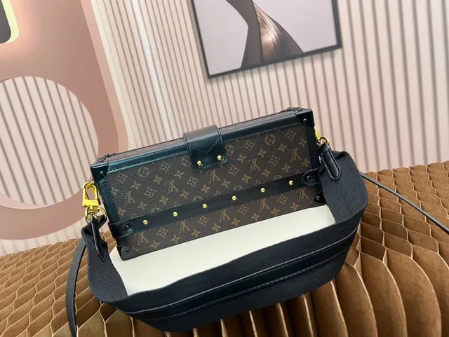 Louis Vuitton Petite Malle Monogram Canvas Bordure noire Fermeture verte Sac tote 4