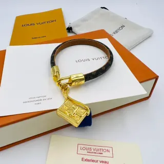 Louis Vuitton Petite Malle Monogram Canvas Pulsera con Charm de bloqueo en tono dorado