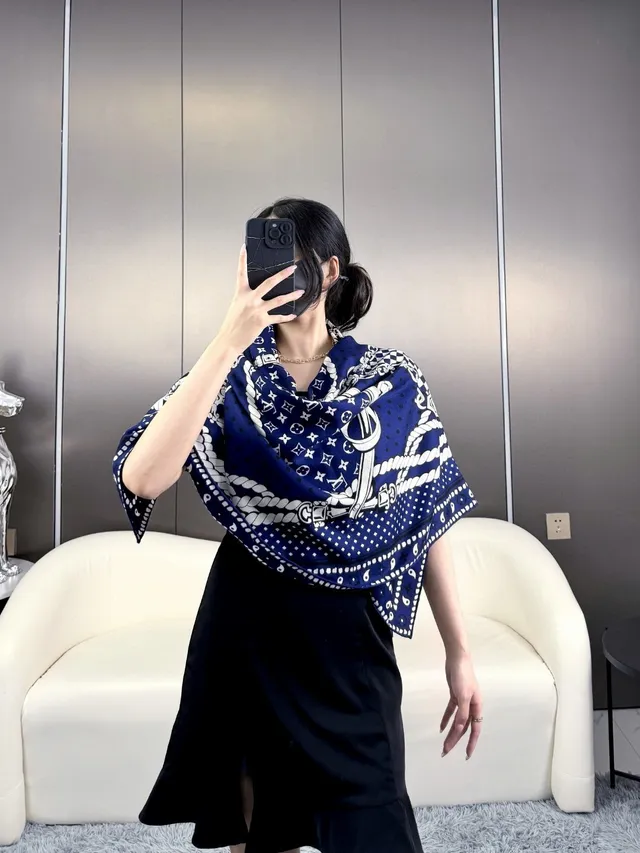 Louis Vuitton lenço de seda navy e branco impresso 2