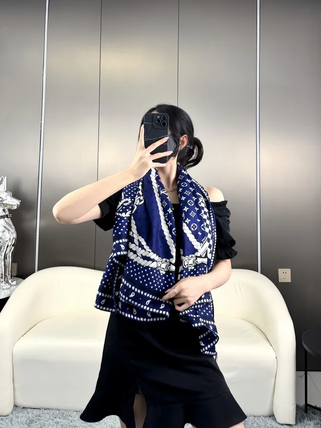Louis Vuitton lenço de seda navy e branco impresso 3