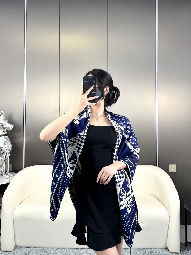 Louis Vuitton lenço de seda navy e branco impresso 5