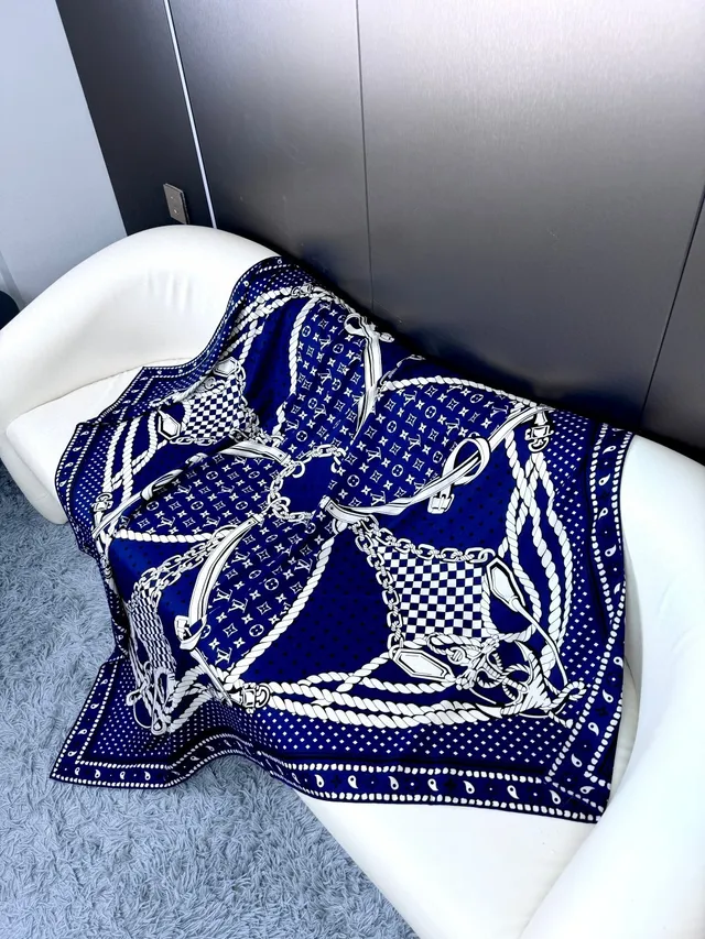 Louis Vuitton lenço de seda navy e branco impresso 4