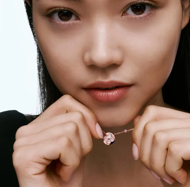 Louis Vuitton Quatre Feuilles Pink Gold Chain Mother-of-Pearl Quatrefoil Pendant Necklace 9