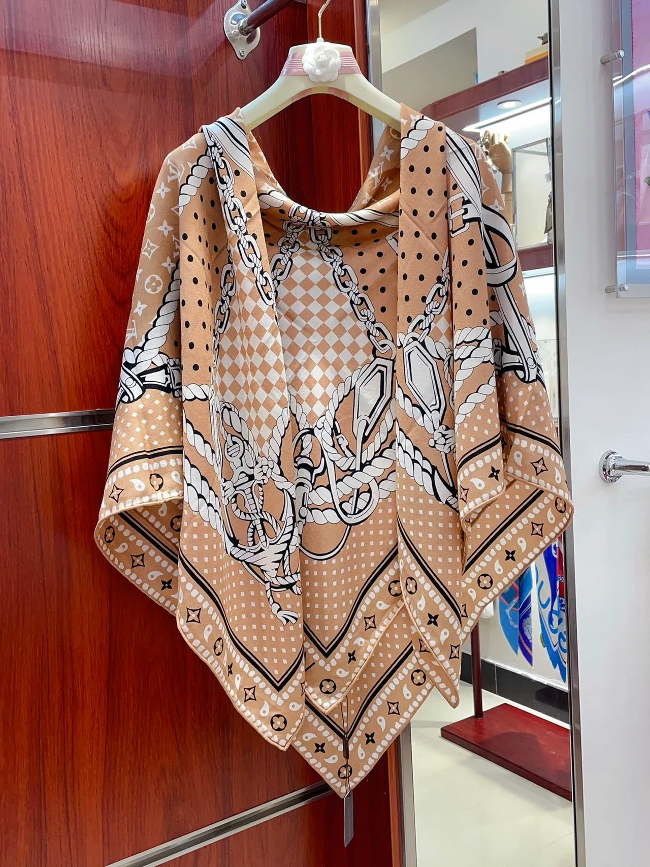 Louis Vuitton Motif Corde Beige Écharpe en soie 7
