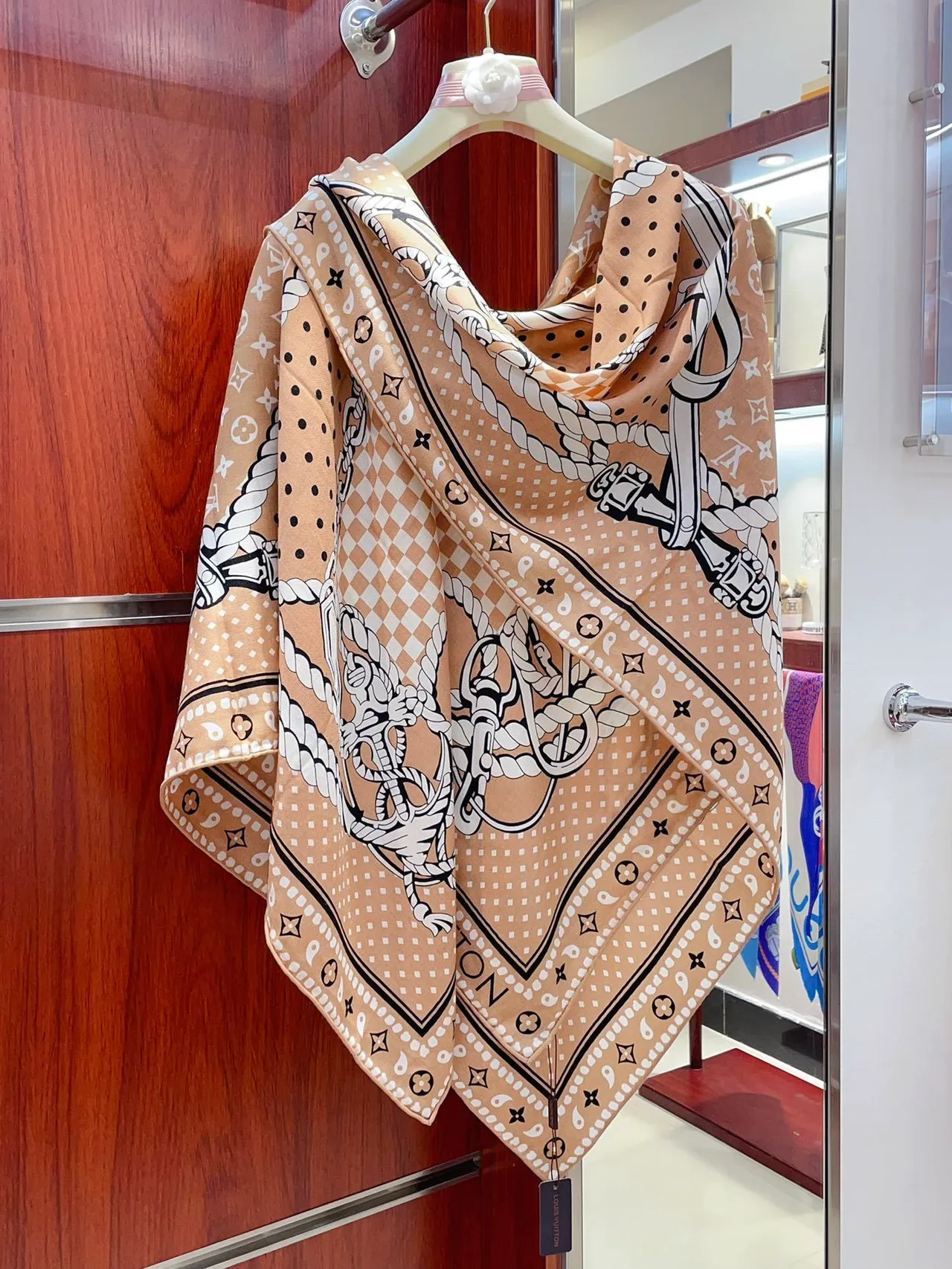 Louis Vuitton Motif Corde Beige Écharpe en soie 8