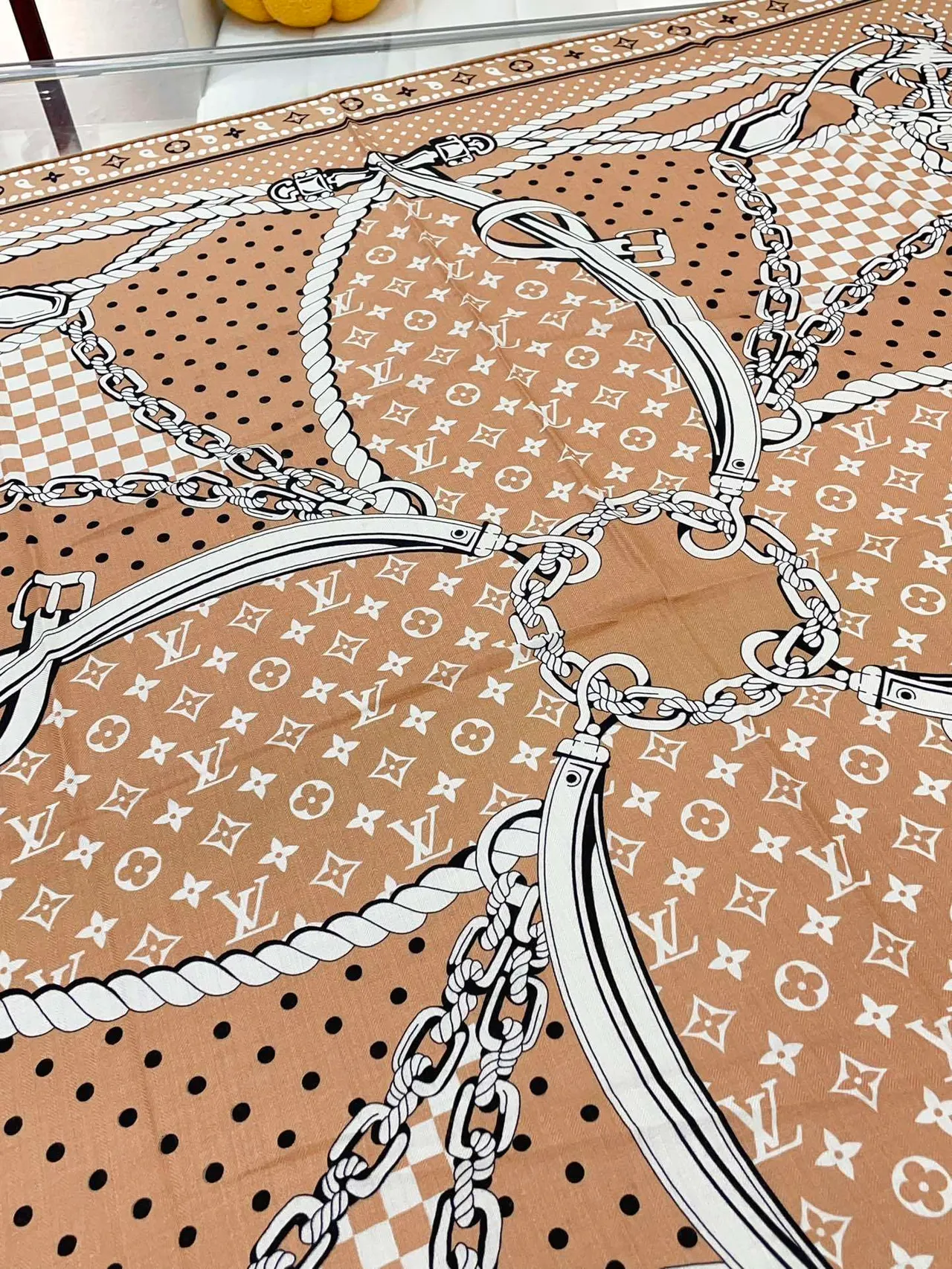 Louis Vuitton Motif Corde Beige Écharpe en soie 9