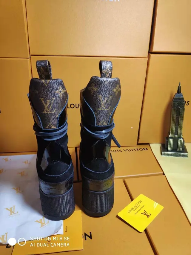 Louis Vuitton Run Away botas de tornozelo pretas de couro de crocodilo camurça monograma riscas 2