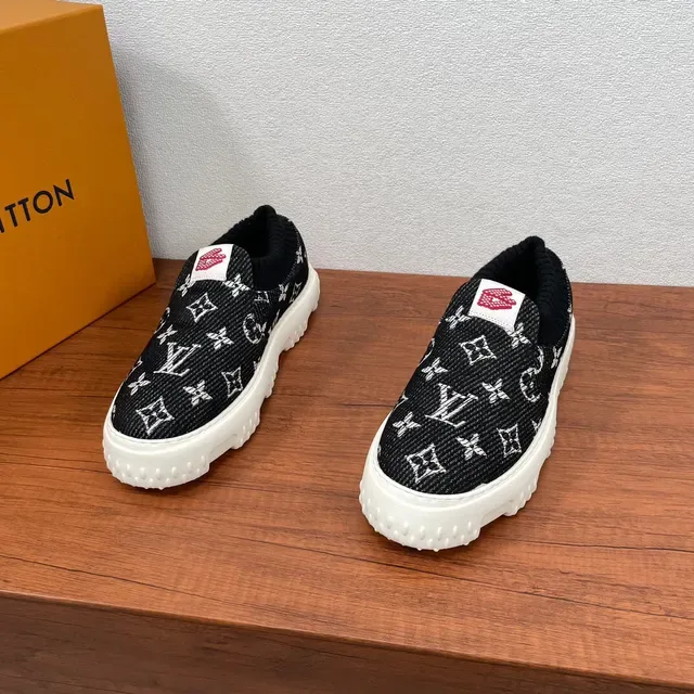 Louis Vuitton Run Away Baskets Slip-On Noir et Blanc Monogramme Knit Upper Chunky 2