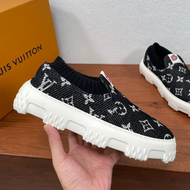 Louis Vuitton Run Away Baskets Slip-On Noir et Blanc Monogramme Knit Upper Chunky 4