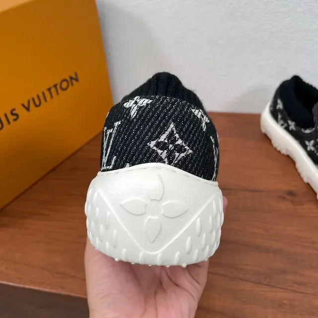 Louis Vuitton Run Away Baskets Slip-On Noir et Blanc Monogramme Knit Upper Chunky 5