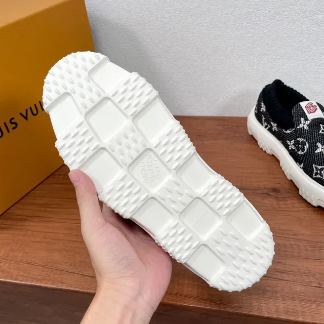 Louis Vuitton Run Away Baskets Slip-On Noir et Blanc Monogramme Knit Upper Chunky 6