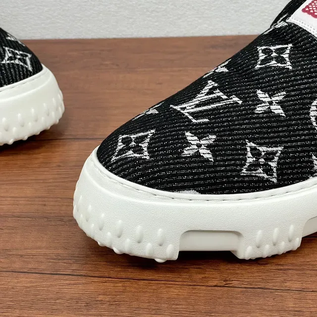 Louis Vuitton Run Away Baskets Slip-On Noir et Blanc Monogramme Knit Upper Chunky 9