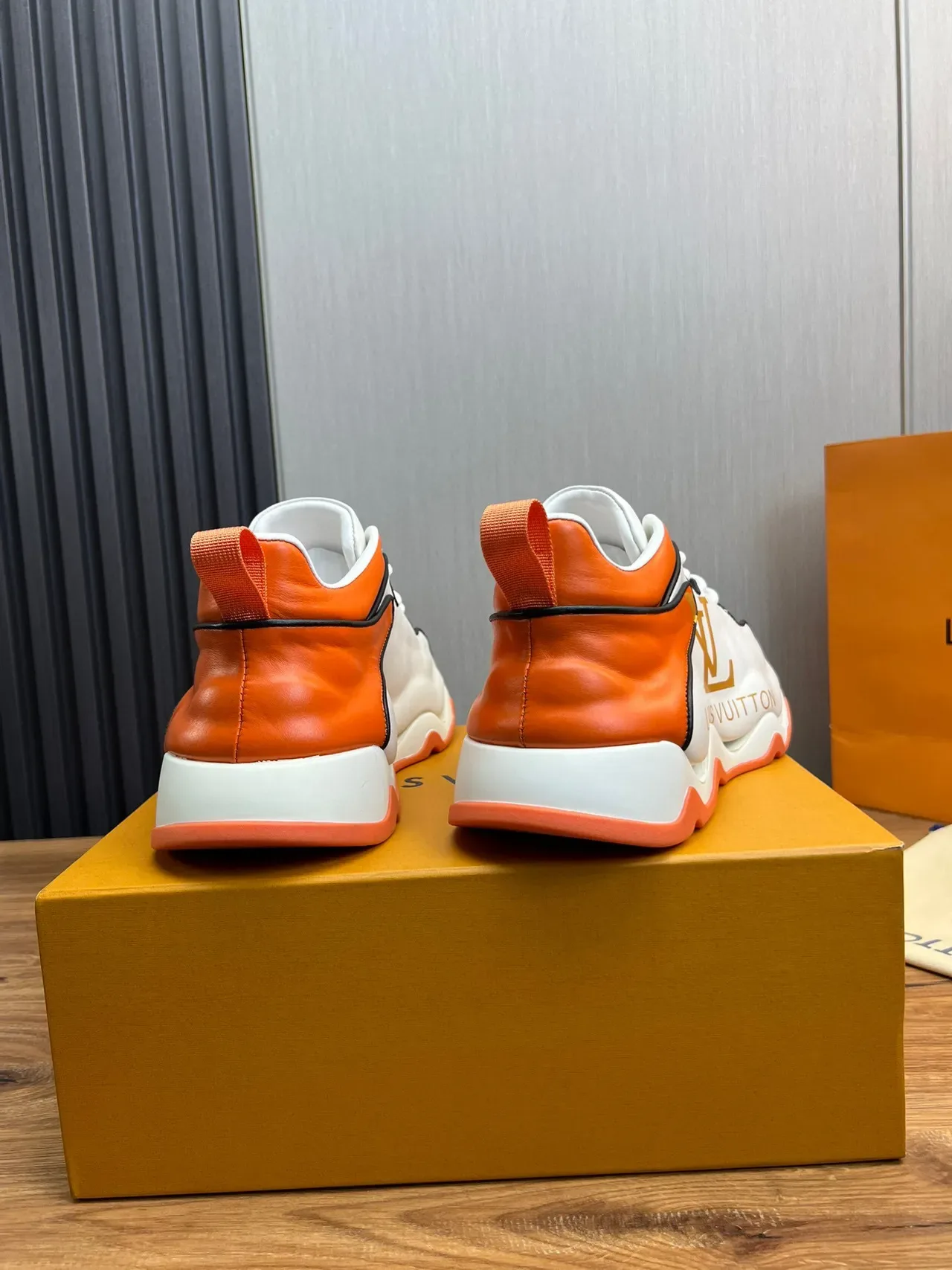 Louis Vuitton Run Away Orange and White سكينرز سميكة 2