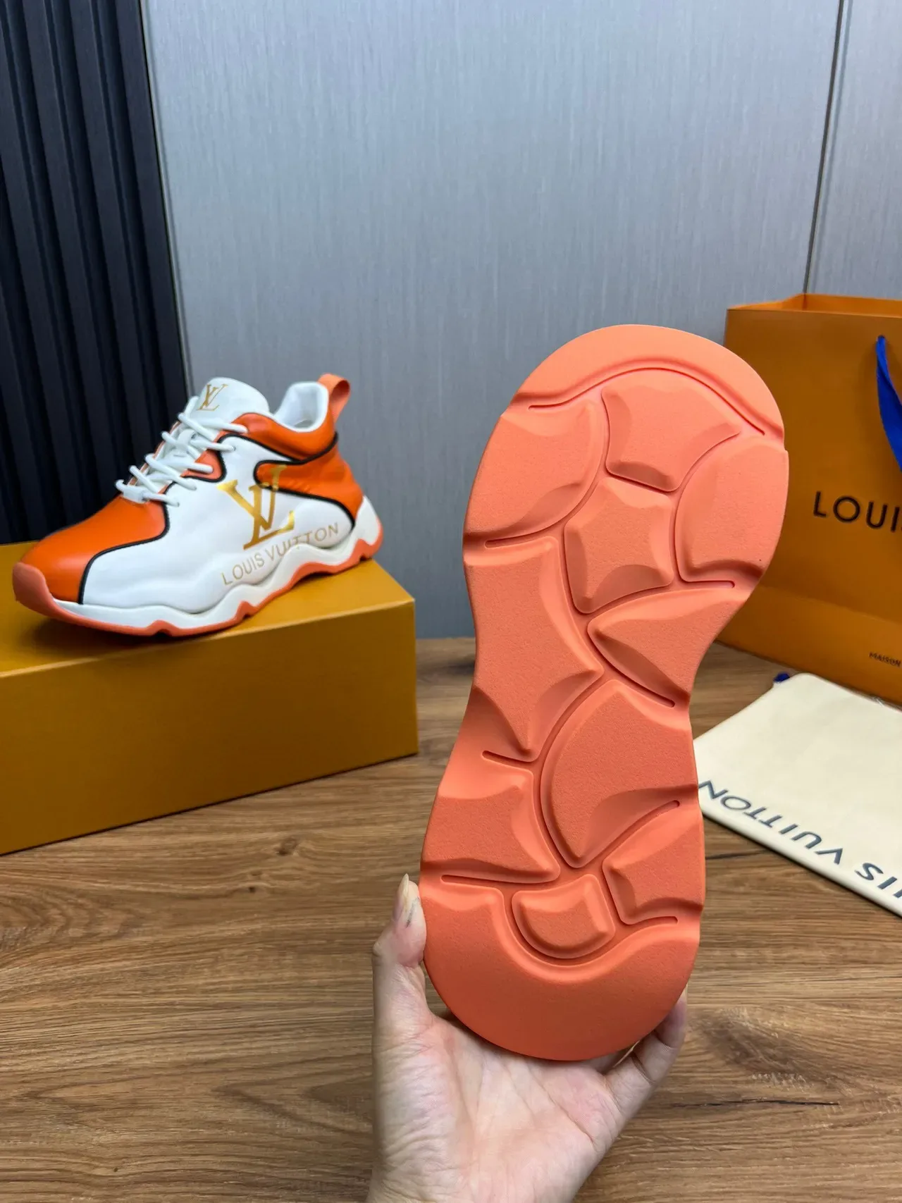 Louis Vuitton Run Away Orange and White سكينرز سميكة 3