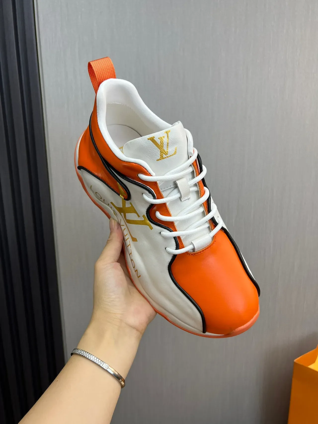 Louis Vuitton Run Away Orange and White سكينرز سميكة 4