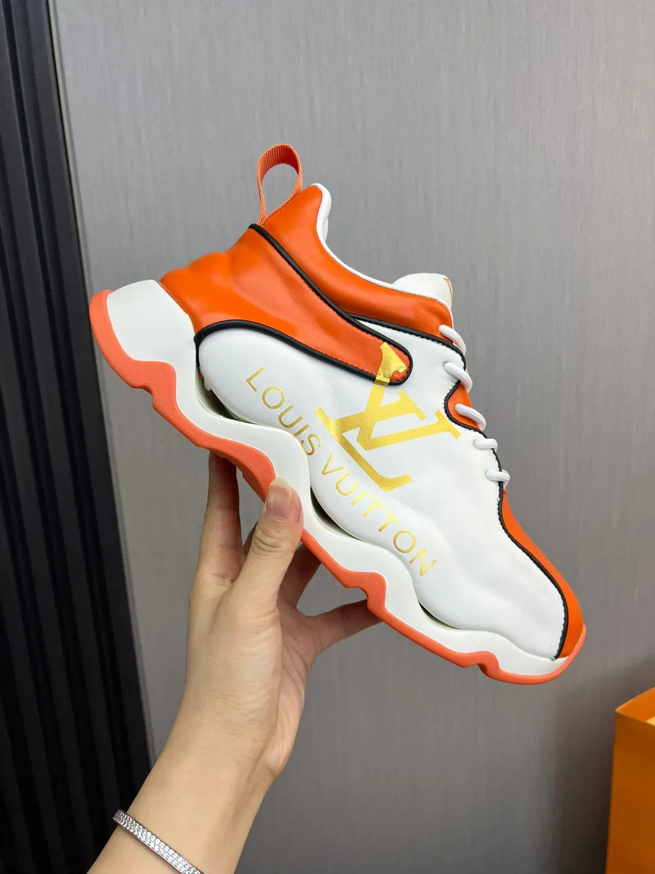 Louis Vuitton Run Away Orange and White سكينرز سميكة 5