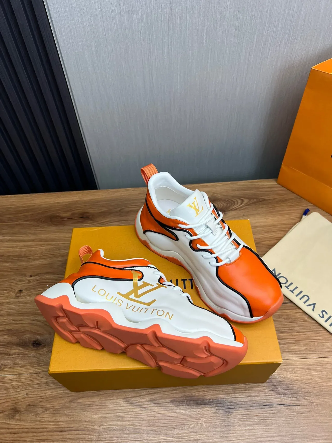 Louis Vuitton Run Away Orange and White سكينرز سميكة 6