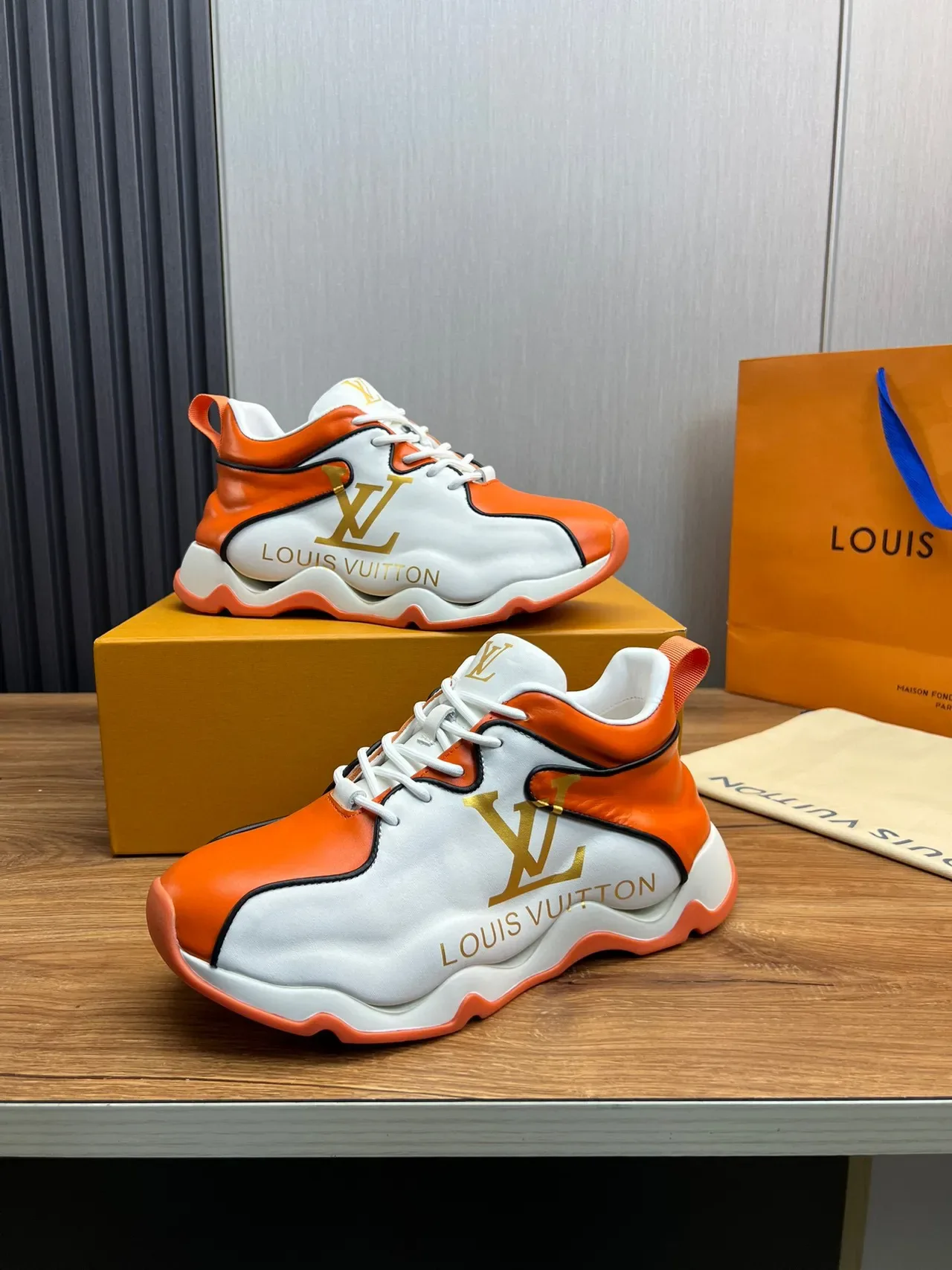 Louis Vuitton Run Away Orange and White سكينرز سميكة 7
