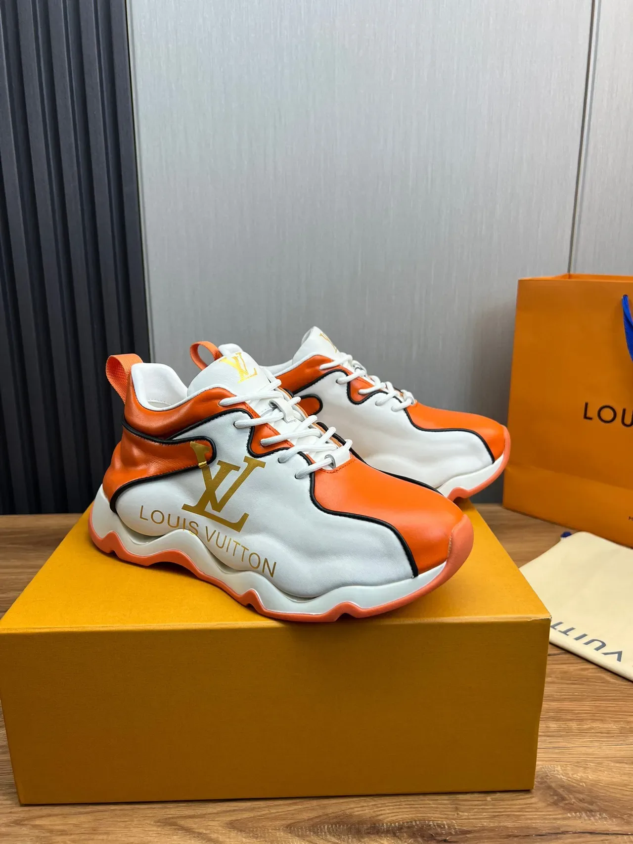 Louis Vuitton Run Away Orange and White سكينرز سميكة 8