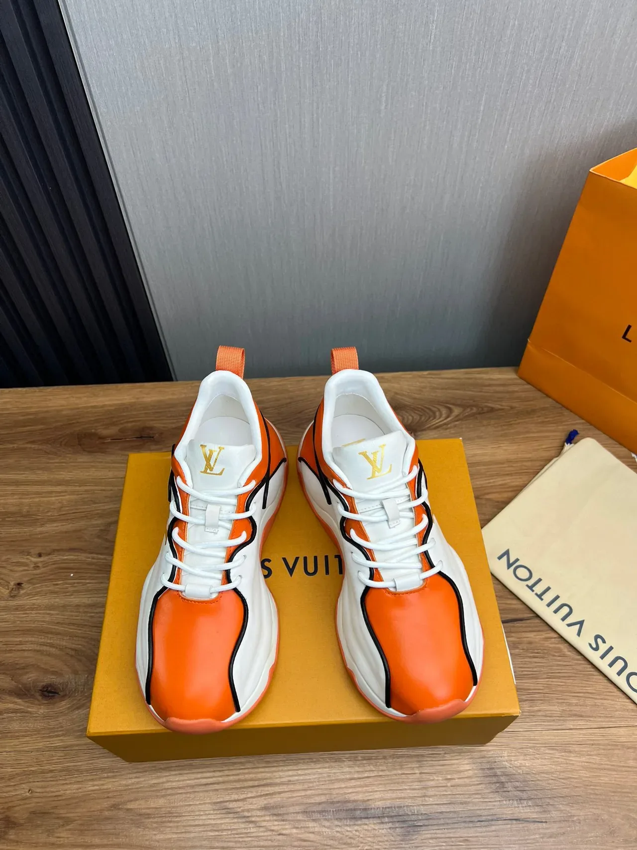 Louis Vuitton Run Away Orange and White سكينرز سميكة 9